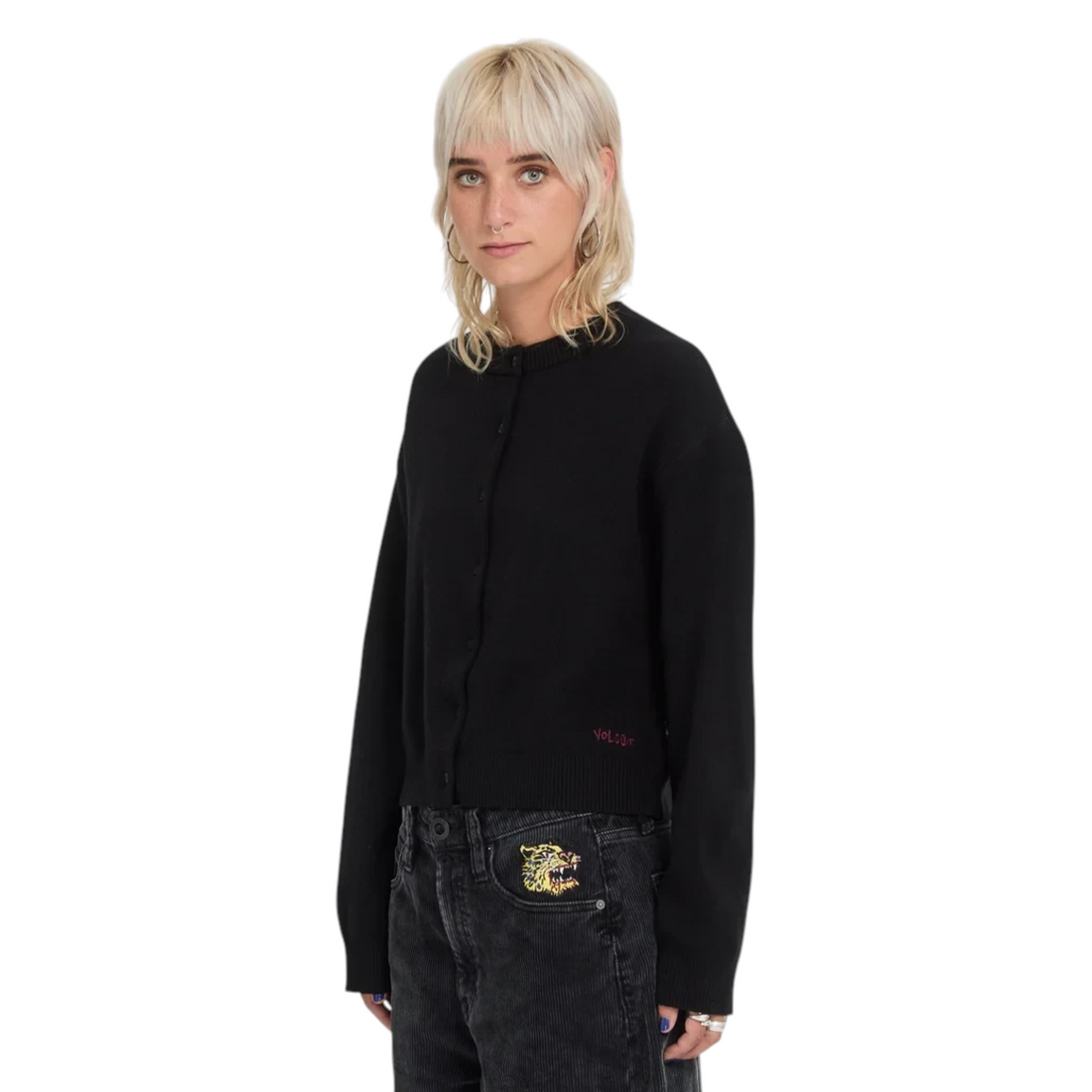 Cardigan noir Born2ride Volcom FA Ozzy en tricot doux avec boutonnage devant porté par une femme
