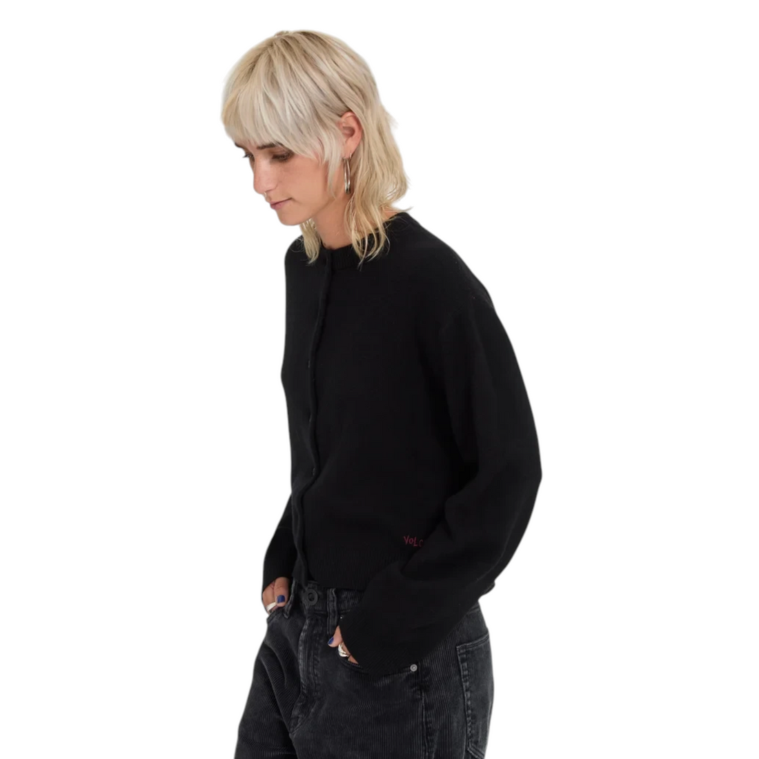 Cardigan noir Born2ride Volcom FA Ozzy en tricot doux avec boutonnage devant porté par une femme