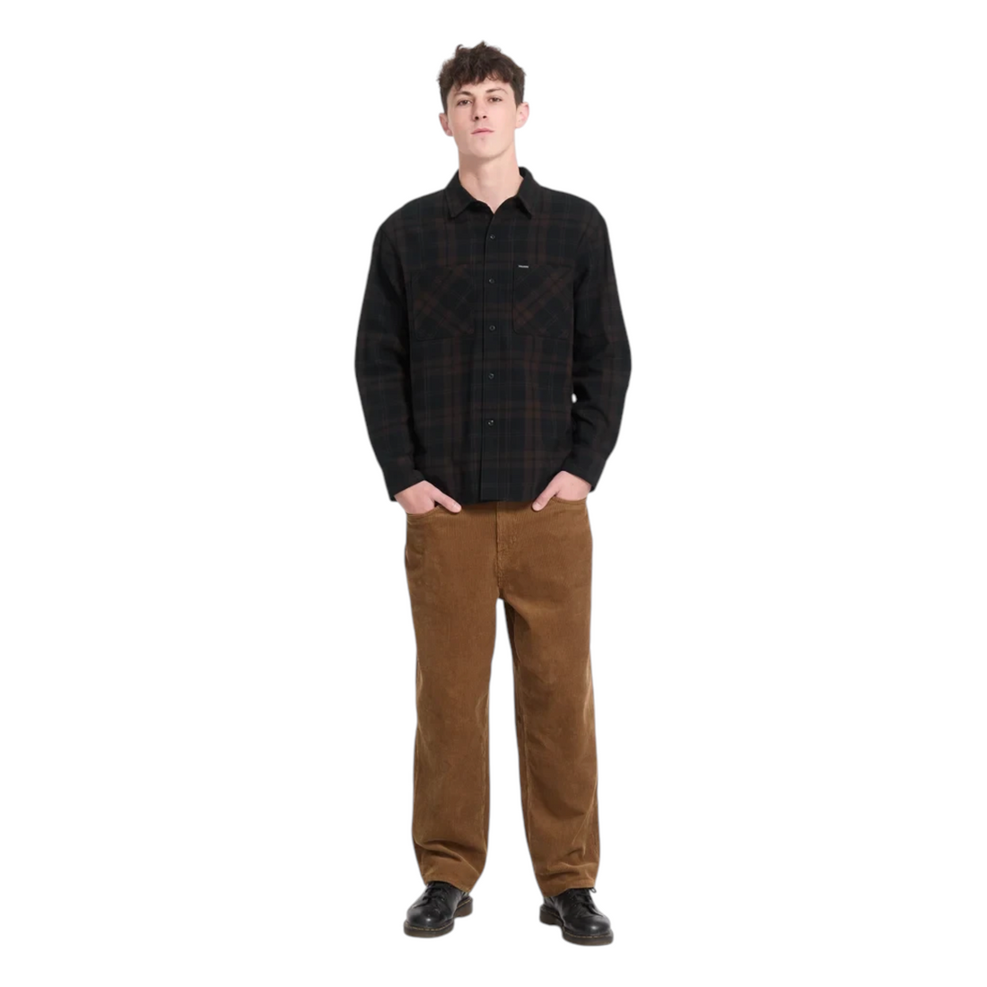 Homme portant la chemise Born2ride Volcom Hunkstone LS en flanelle à carreaux cacao et pantalon en velours marron