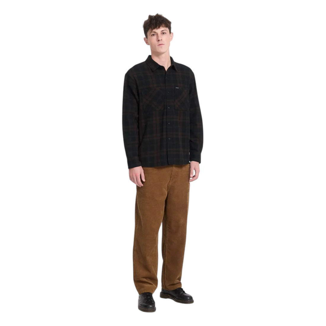 Homme portant une chemise en flanelle Born2ride Volcom Hunkstone LS couleur cacao à carreaux sombres