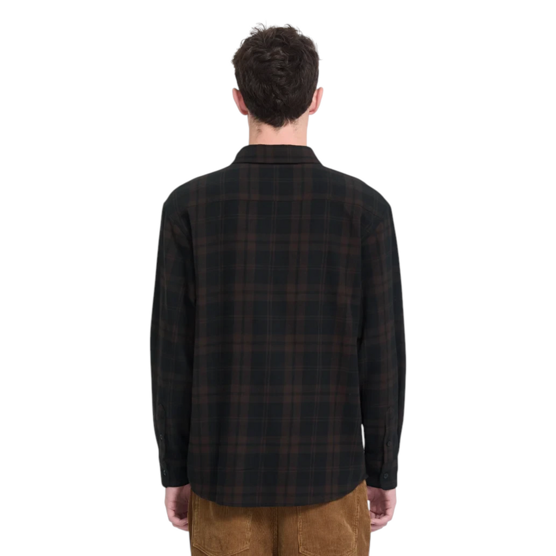 Vue arrière de la chemise en flanelle Born2ride Volcom Hunkstone LS couleur cacao à carreaux portés par un homme