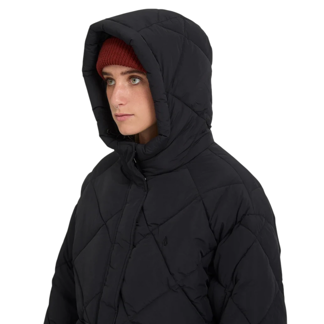 Doudoune Born2ride Volcom Out Of Boxy Puff noire matelassée avec capuche, portée par une femme avec un bonnet rouge