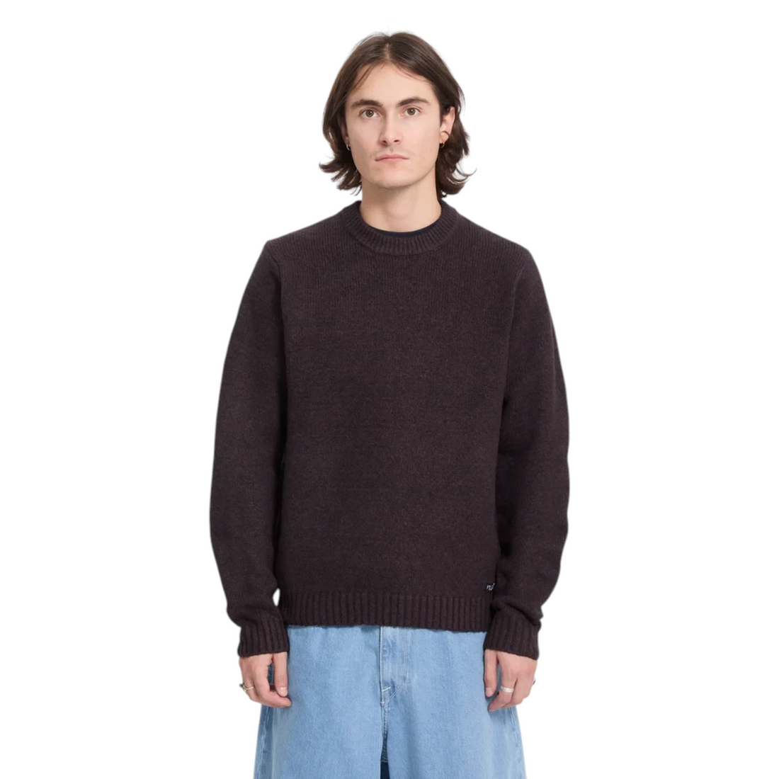Homme portant le pull Born2ride Volcom Edmonder II en maille couleur raisin avec col rond et coupe streetwear