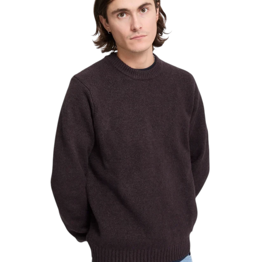 Homme portant le pull en maille Born2ride Volcom Edmonder II couleur raisin avec col rond et style streetwear