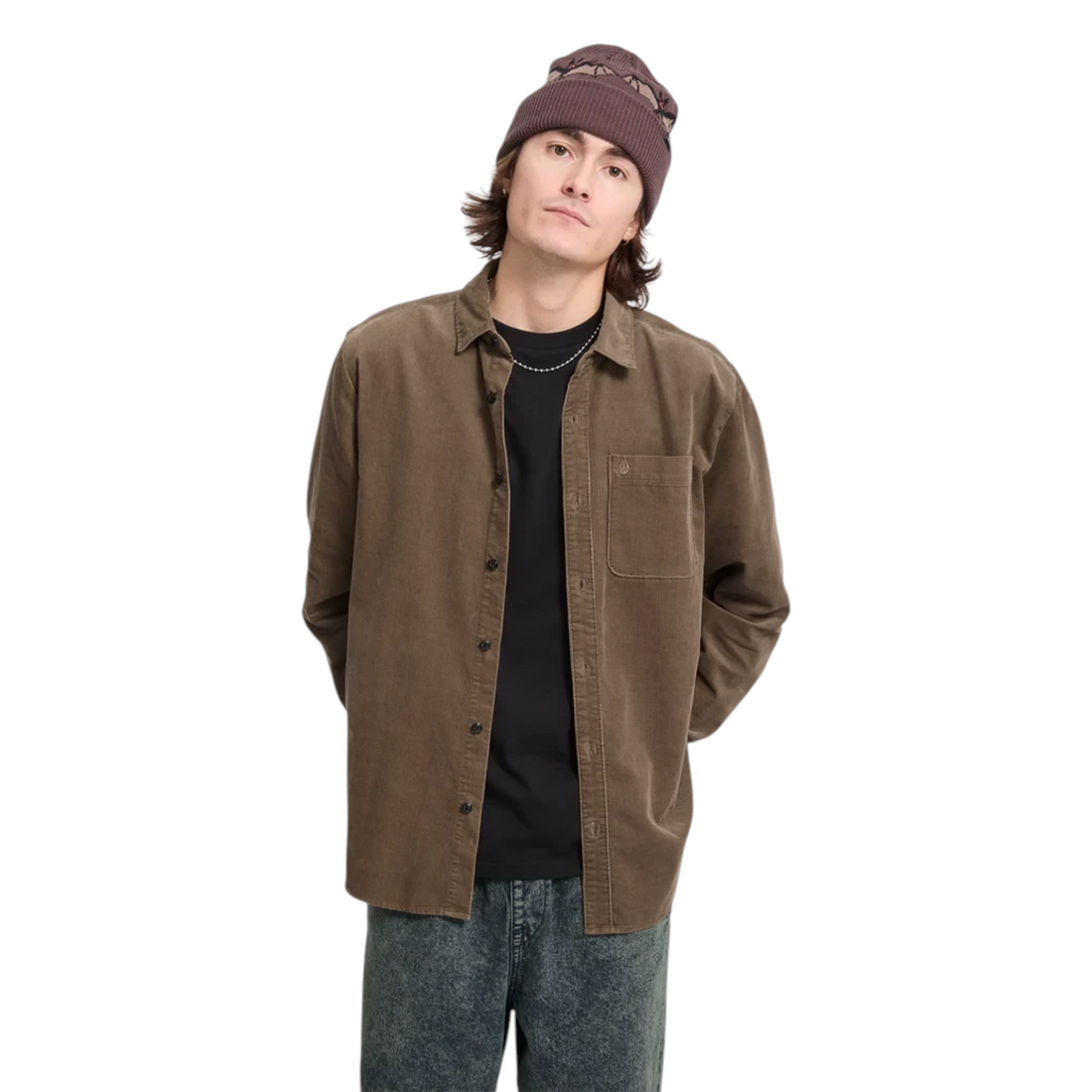 Bonnet Born2ride Volcom Fa Beanie Ozzy couleur raisin en maille porté par un homme sur fond clair