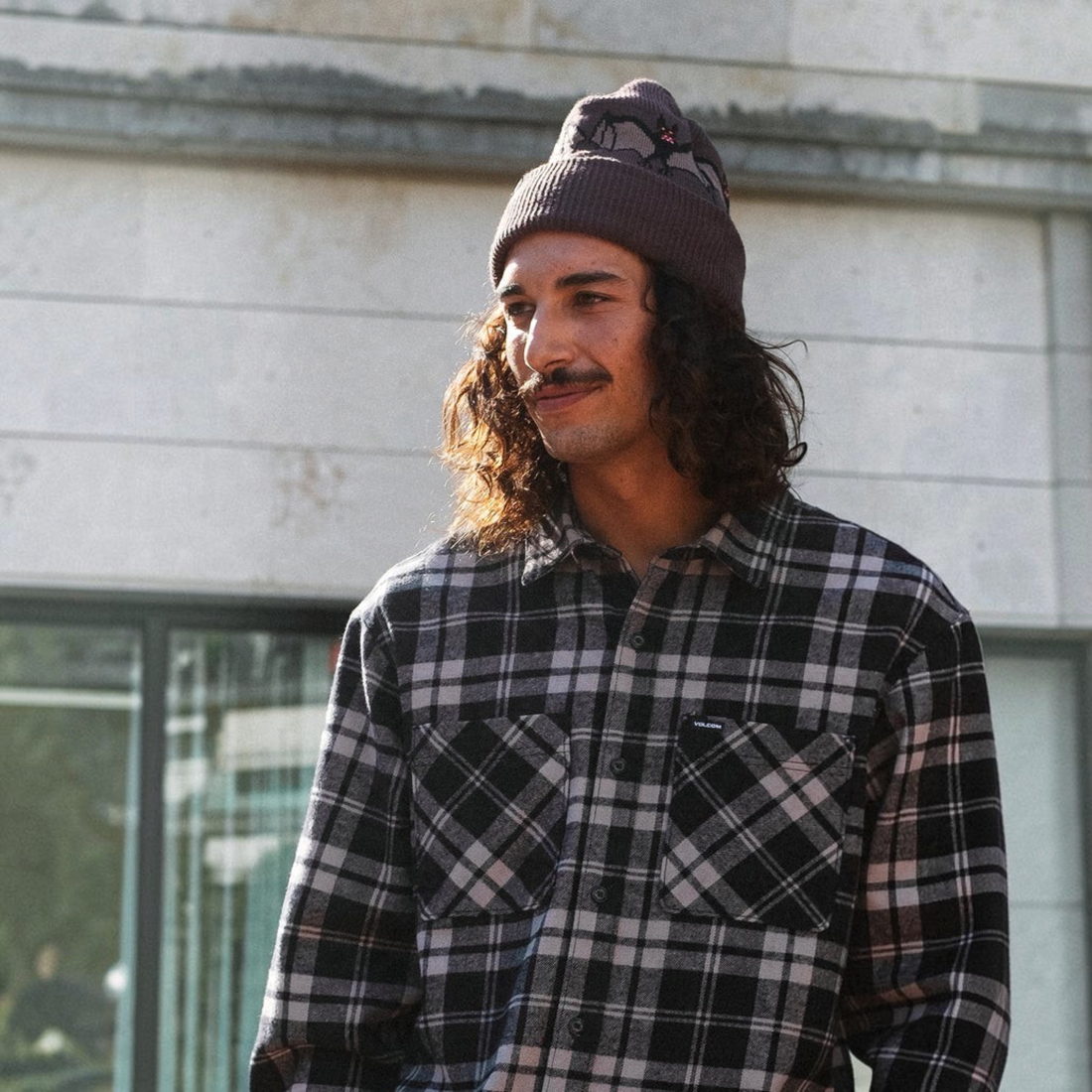 Homme portant un bonnet Born2ride Volcom Fa Beanie Ozzy couleur raisin en maille avec motif graphique