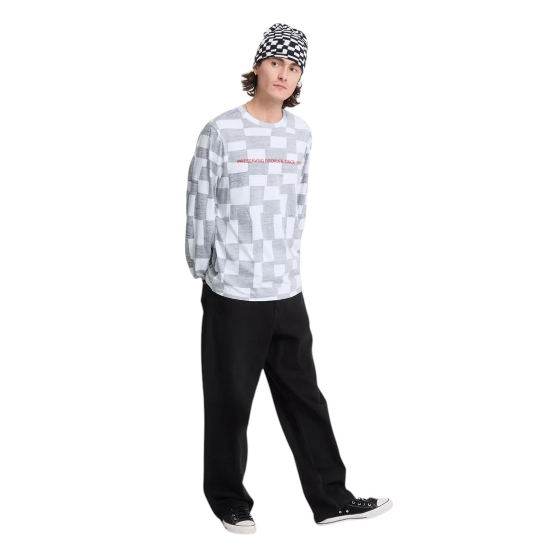 Bonnet Born2ride Volcom Fa Carrau blanc à motif damier porté par un homme avec un t-shirt à manches longues assorti