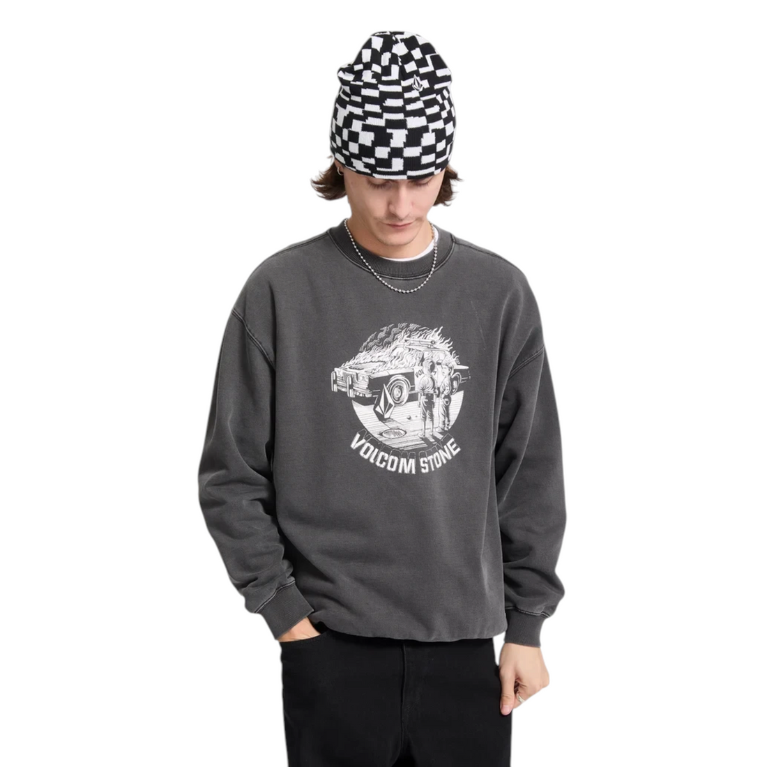 Bonnet Born2ride Volcom Fa Carrau blanc à motif damier porté par un homme avec un sweat-shirt gris imprimé