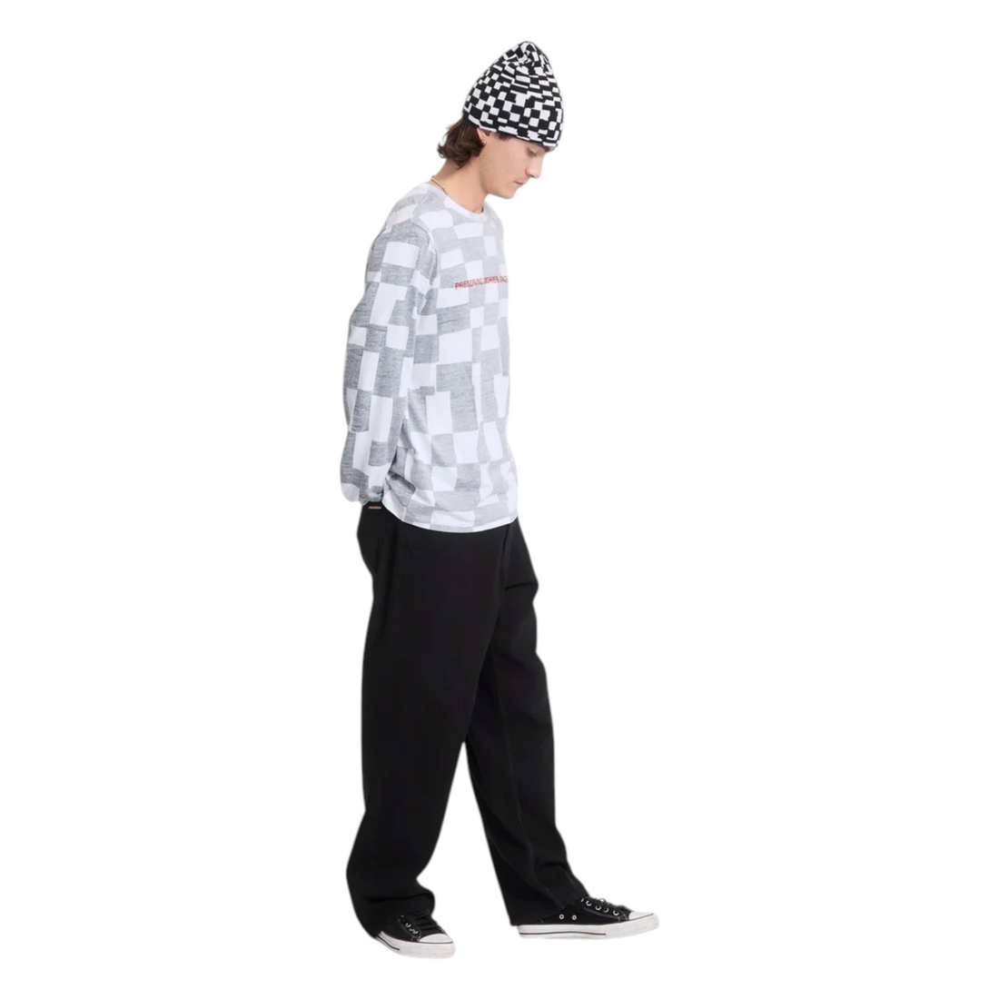 Bonnet Born2ride Volcom Fa Carrau blanc à motif damier porté par un homme avec un t-shirt assorti