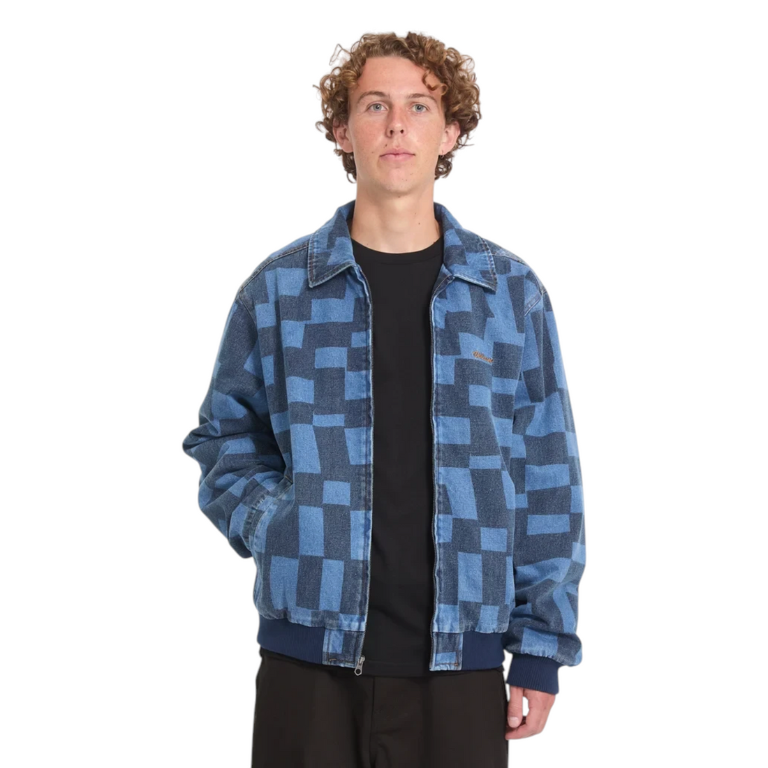 Homme portant la veste Born2ride Volcom Fa Carrau en denim bleu à motif damier déstructuré et fermeture zippée