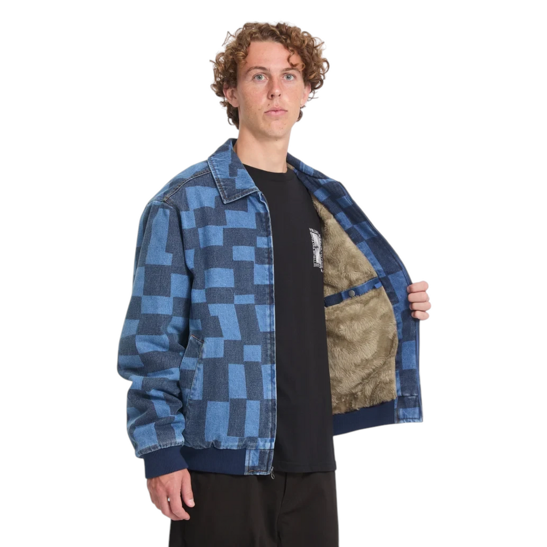 Homme portant une veste Born2ride Volcom Fa Carrau en denim bleu à motif damier avec doublure en fausse fourrure