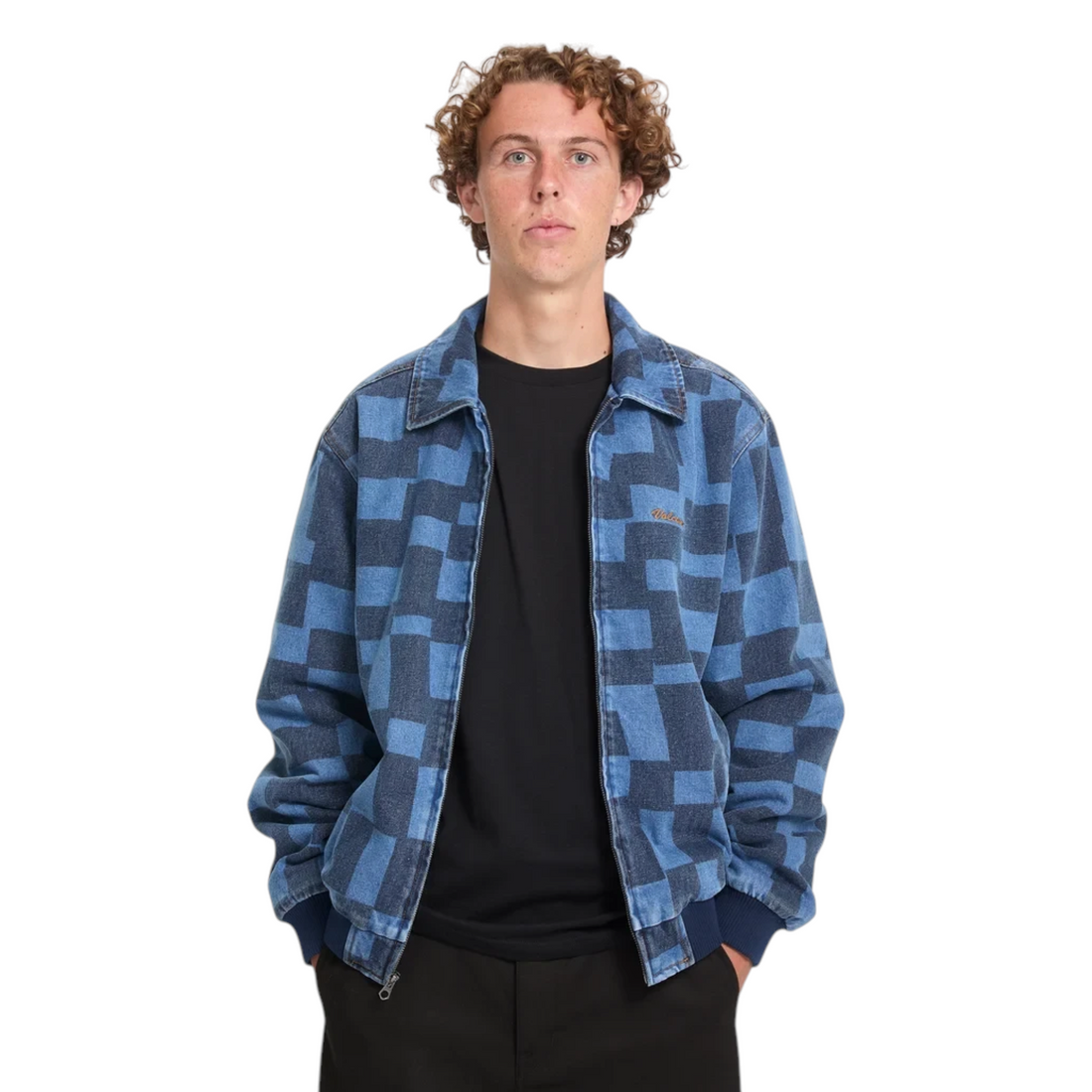 Homme portant la veste Born2ride Volcom Fa Carrau en denim bleu à motif damier et fermeture éclair