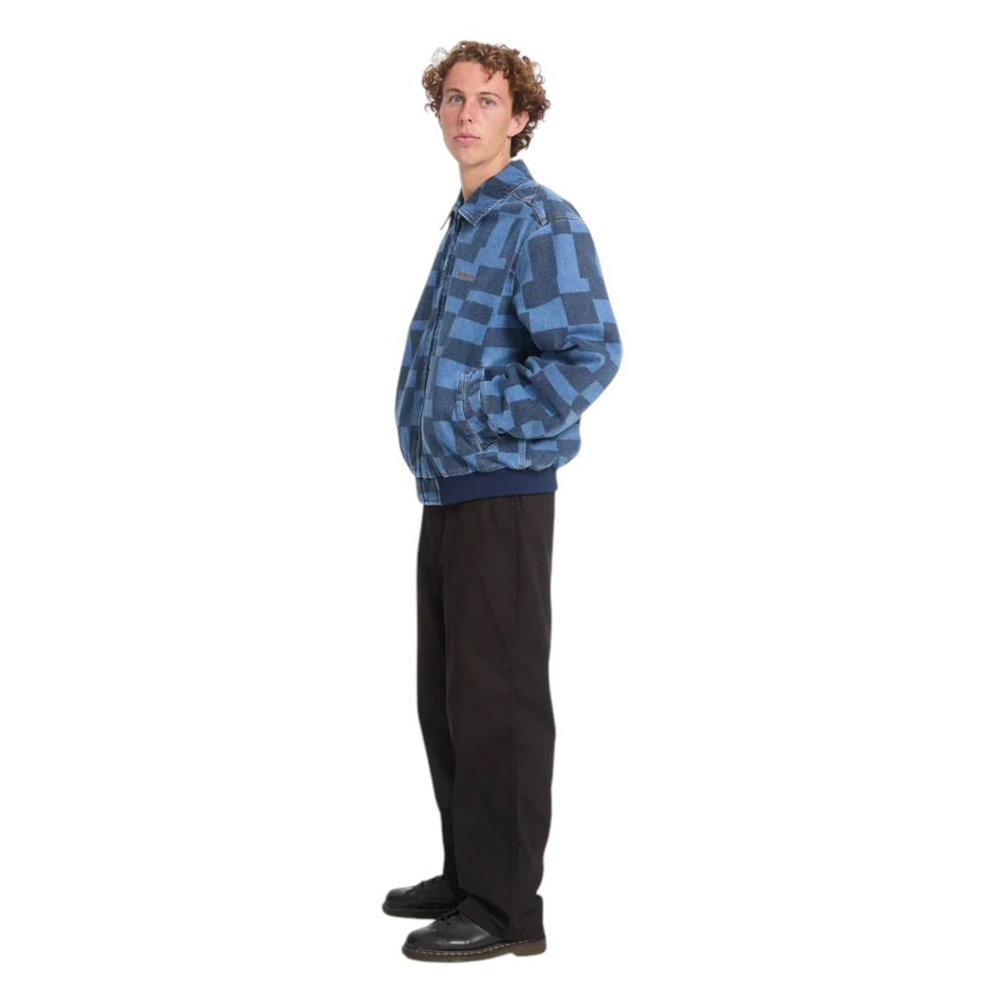 Homme portant une veste en jean Born2ride Volcom Fa Carrau à motif damier bleu, style streetwear décontracté