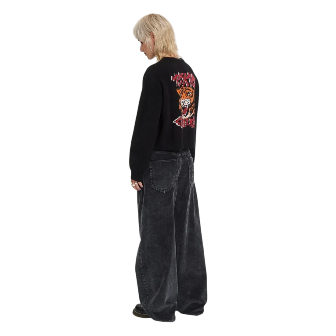 Cardigan noir Volcom FA Ozzy avec motif tigre au dos porté par une femme, disponible chez Born2ride