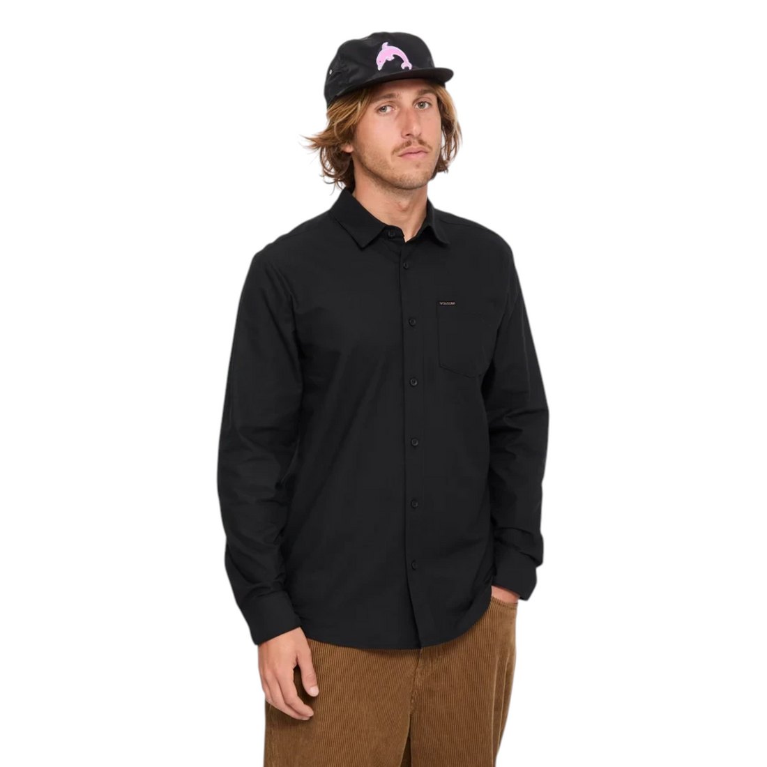 Homme portant une casquette noire Born2ride Volcom Fa Ozzy avec un motif dauphin rose et une chemise noire