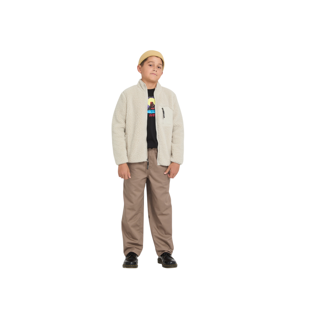 Jeune garçon portant le pantalon Born2ride Volcom Freazy EW couleur earth avec une veste en polaire et un bonnet