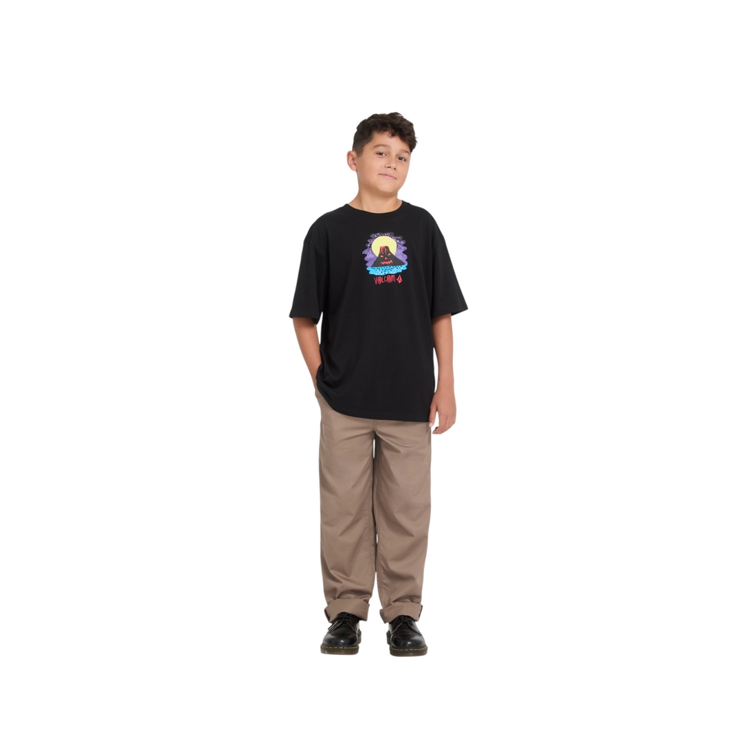 Jeune garçon portant le pantalon Born2ride Volcom Freazy EW couleur earth à coupe décontractée et taille ajustable