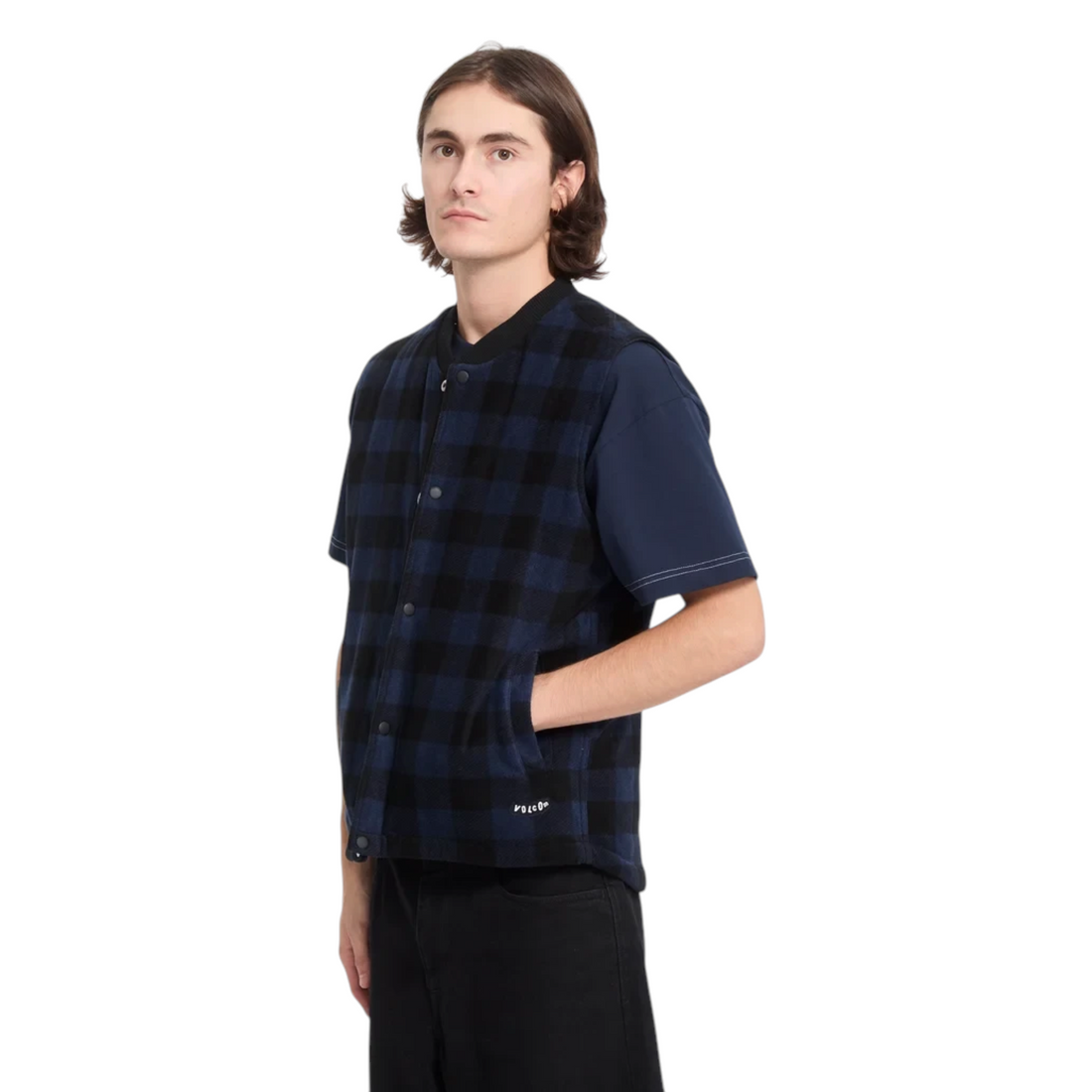 Homme portant un gilet Born2ride Volcom Bowered à carreaux bleu marine et noir avec fermeture à boutons-pression