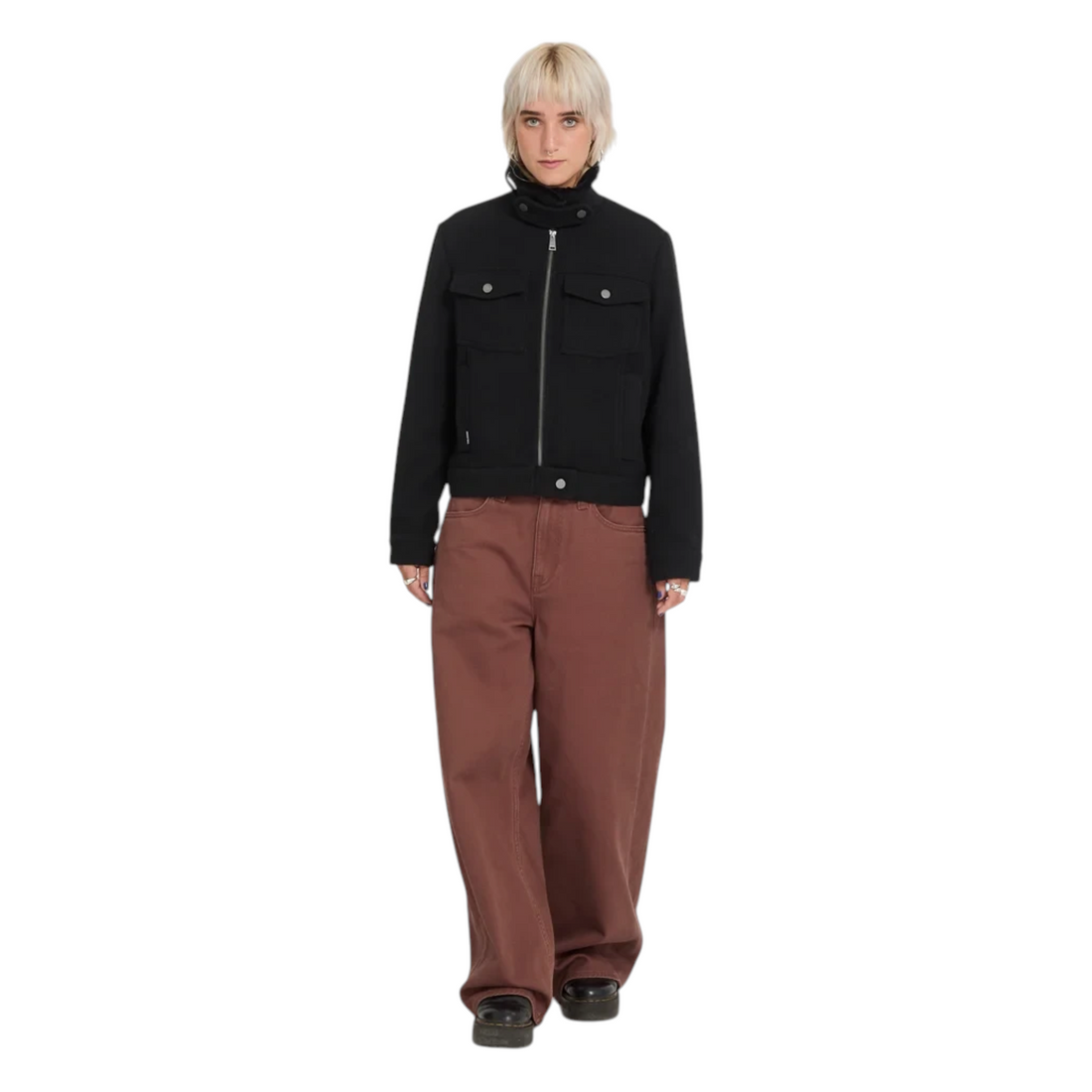 Veste noire Volcom Gilscot pour femme avec col en fausse fourrure, portée par un mannequin chez Born2ride