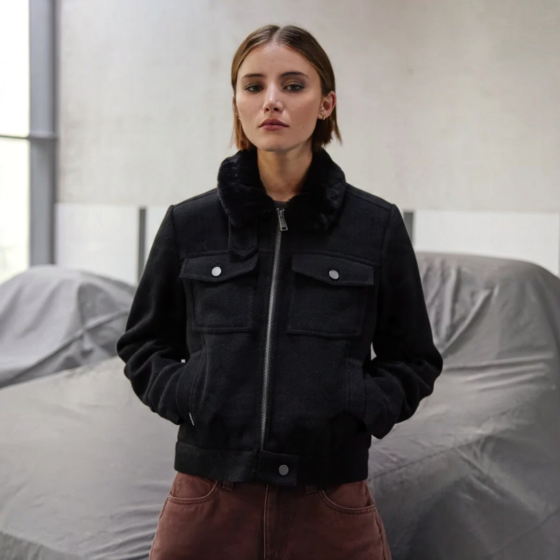 Veste femme Born2ride Volcom Gilscot noire en laine et polyester avec col en fausse fourrure et poches poitrine