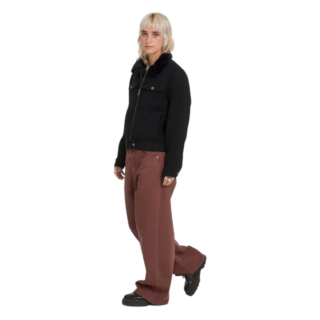 Veste noire Born2ride Volcom Gilscot pour femme avec col en fausse fourrure, portée par un mannequin sur fond blanc