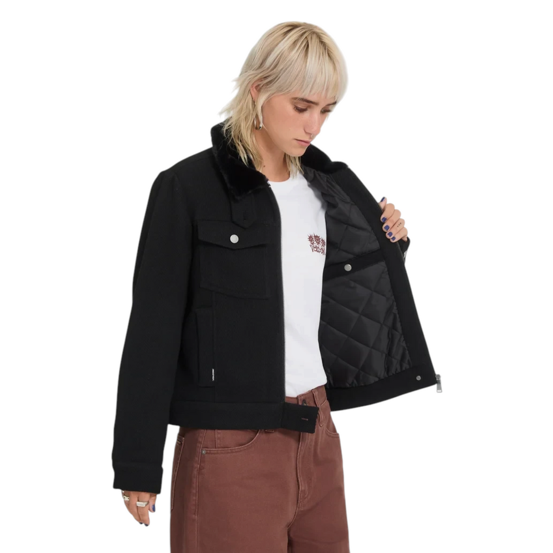 Veste noire Volcom Gilscot avec col en fausse fourrure et doublure matelassée, portée par une femme chez Born2ride