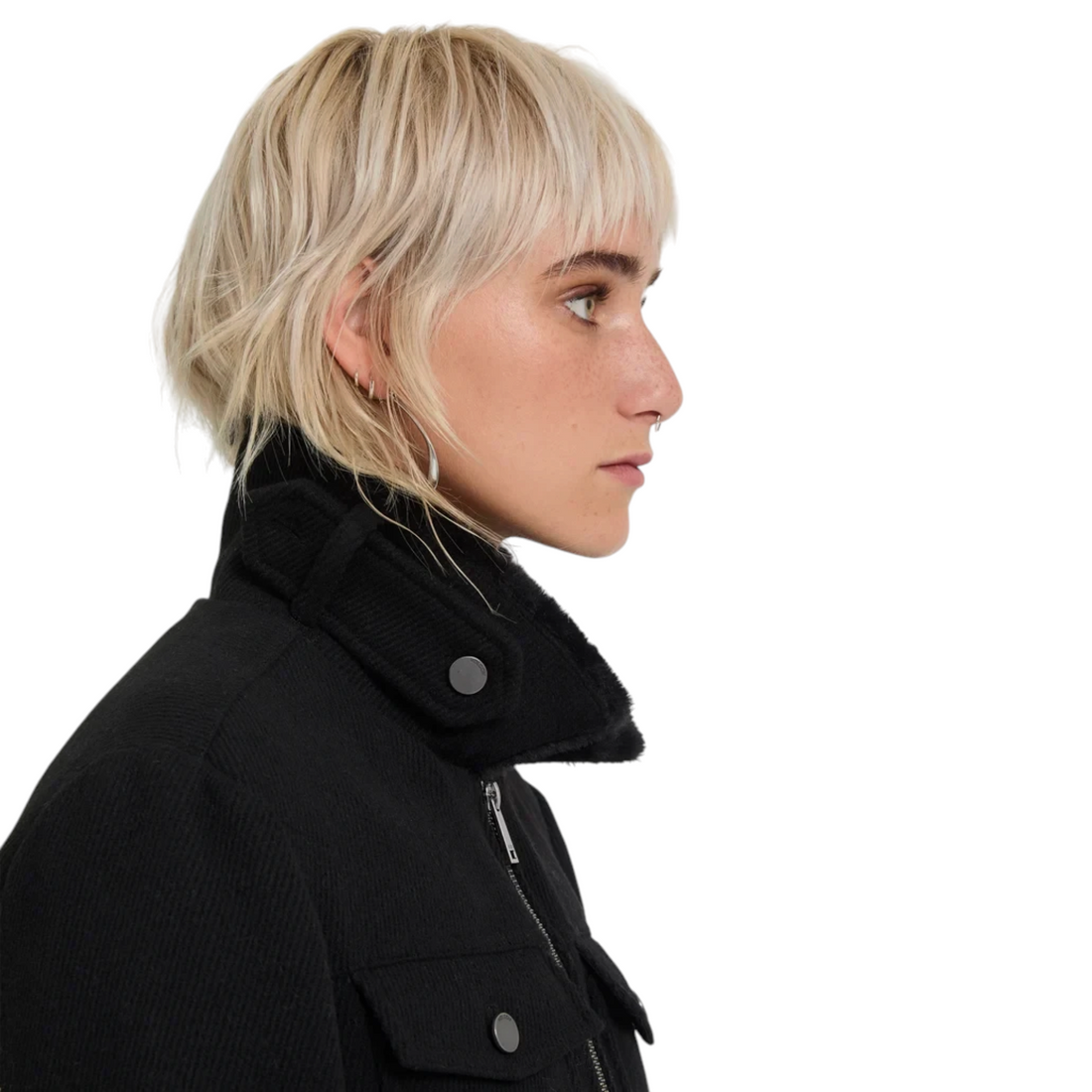 Veste noire Born2ride Volcom Gilscot avec col en fausse fourrure portée par une femme de profil