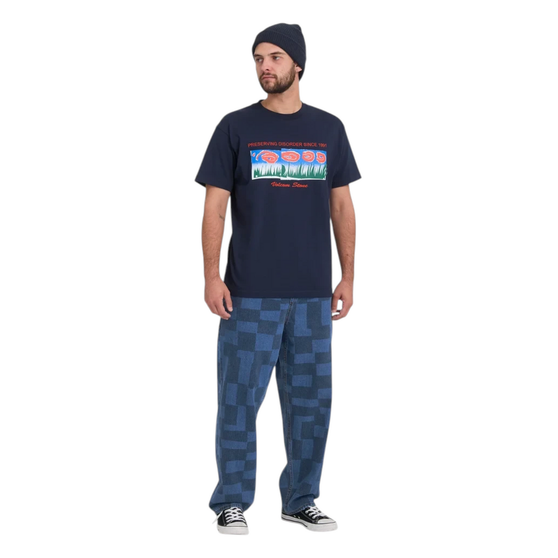 Homme portant un jean Born2ride Volcom Fa Carrau EW à motif damier bleu et un t-shirt bleu marine
