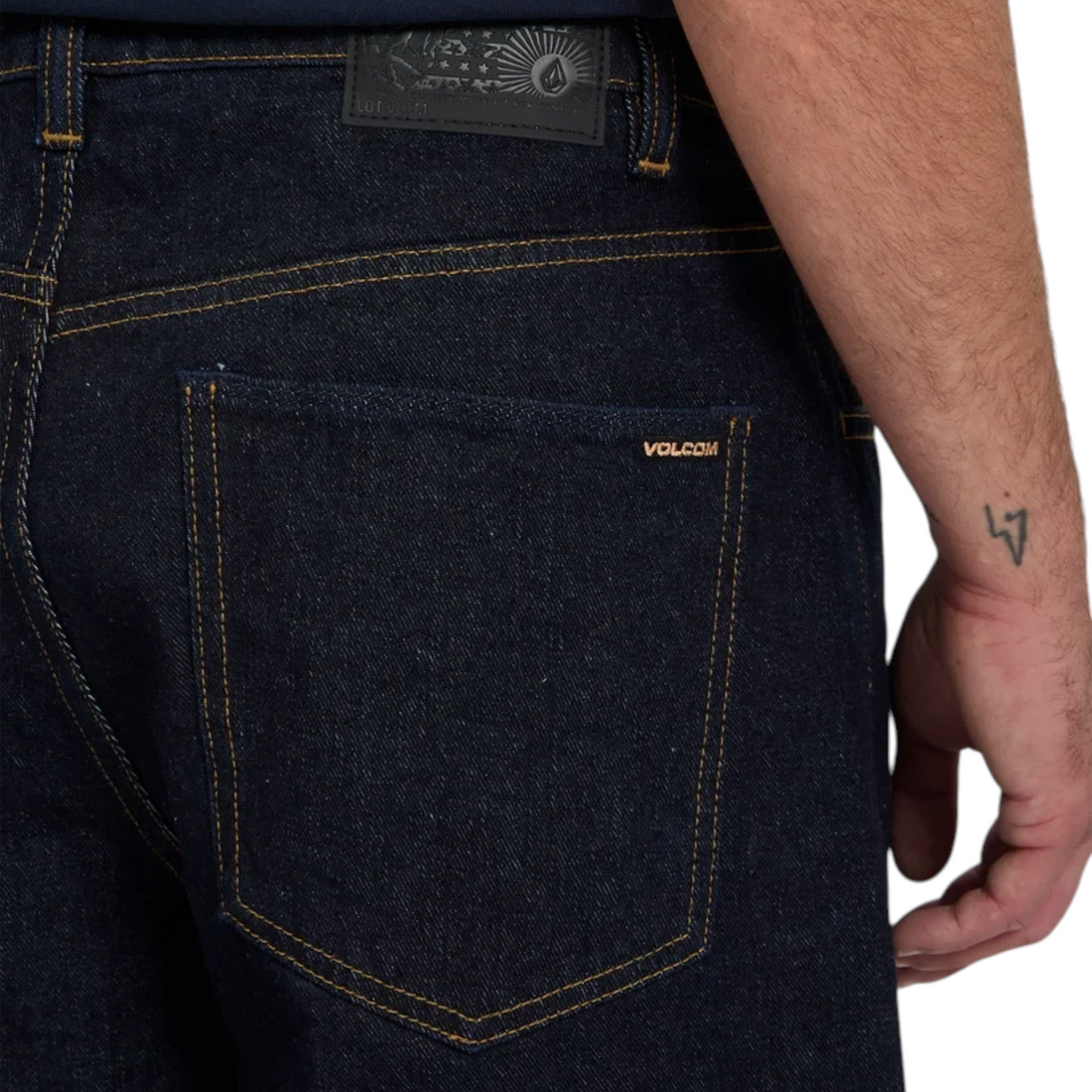 Jean Born2ride Volcom Billow en denim brut indigo avec coutures contrastées et étiquette en cuir à la taille