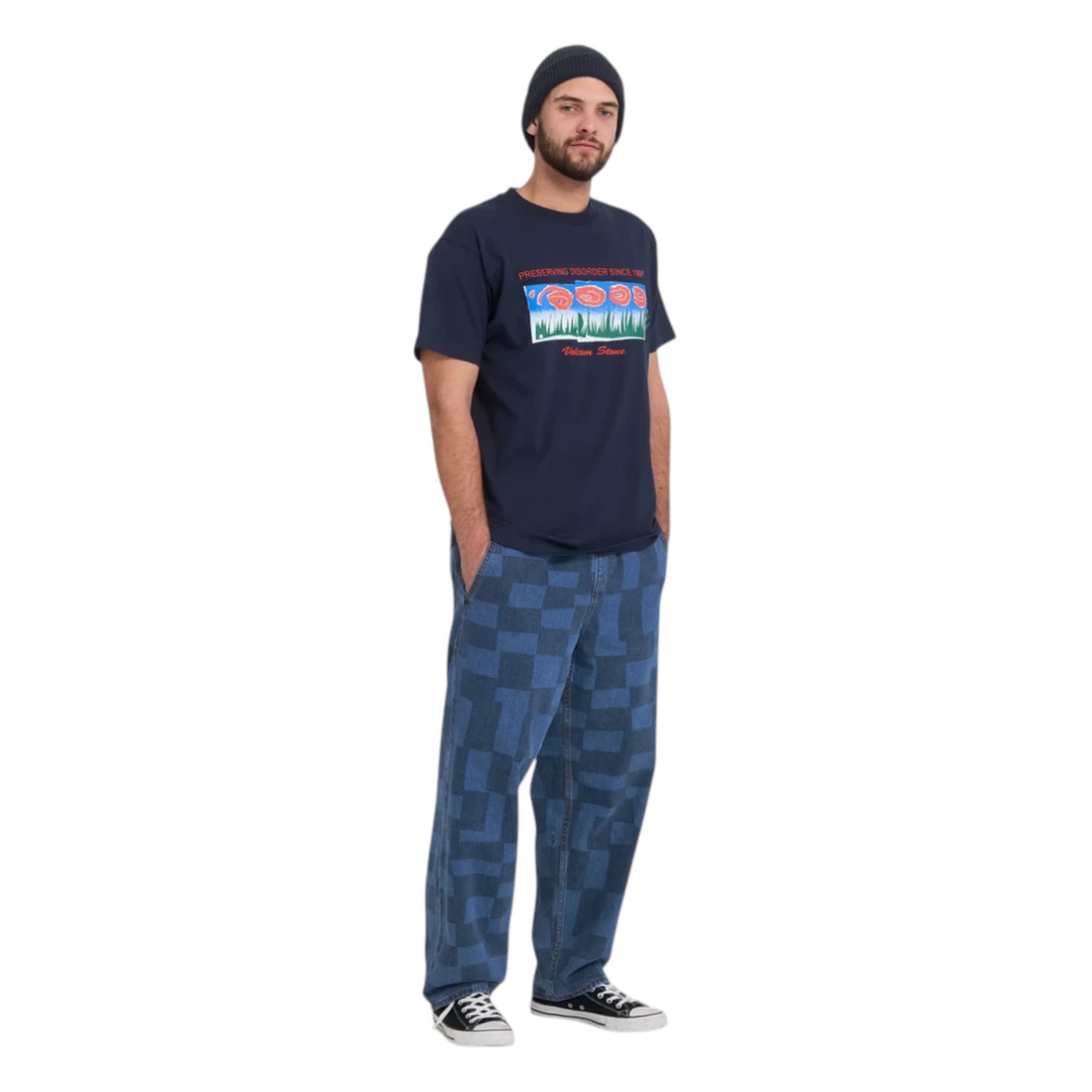 Homme portant un jean Volcom Fa Carrau EW à motif damier bleu et un t-shirt bleu marine Born2ride