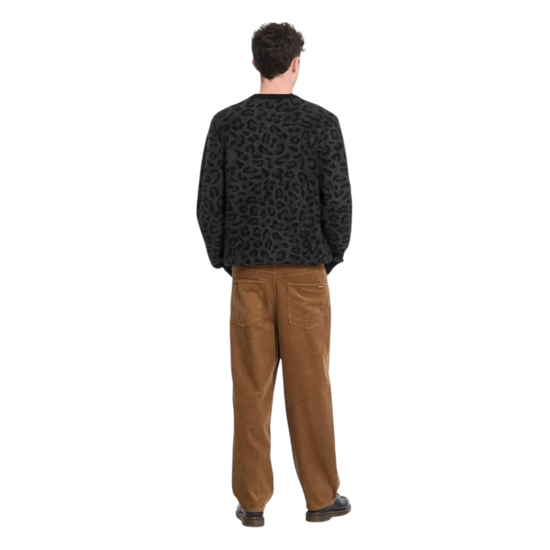 Homme portant le pull Born2ride Volcom Leopold noir à motif léopard texturé, vue de dos sur fond blanc