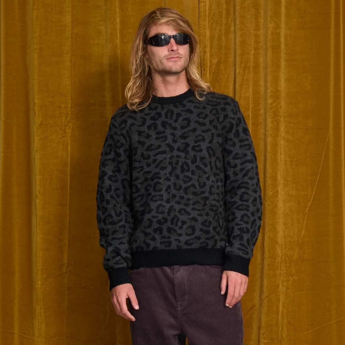 Homme portant le pull Born2ride Volcom Leopold noir à motif léopard en maille tricotée avec col rond