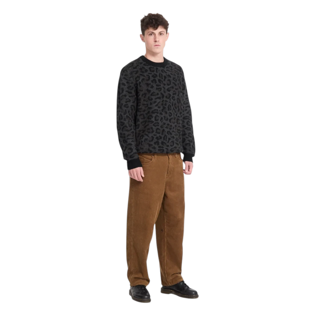Homme portant le pull Born2ride Volcom Leopold noir à motif léopard texturé avec un pantalon en velours marron