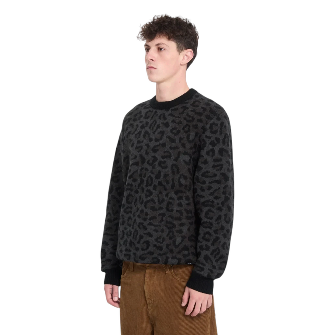 Homme portant le pull Born2ride Volcom Leopold noir à motif léopard en maille texturée avec col rond