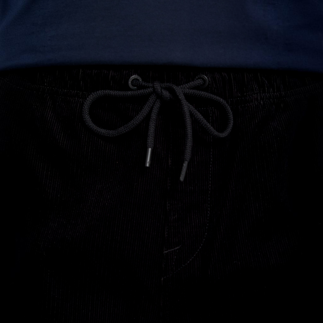 Gros plan sur la taille élastiquée et le cordon de serrage noir du pantalon en velours côtelé Born2ride Volcom