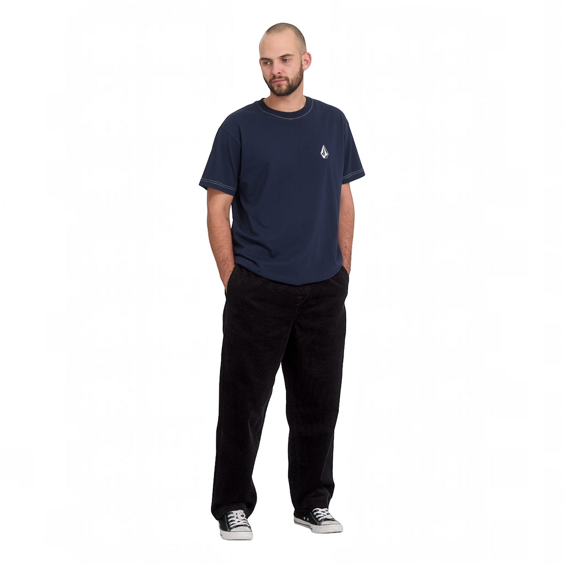 Homme portant le pantalon en velours côtelé noir Volcom Freazy Loose Ew Cord Pant chez Born2ride