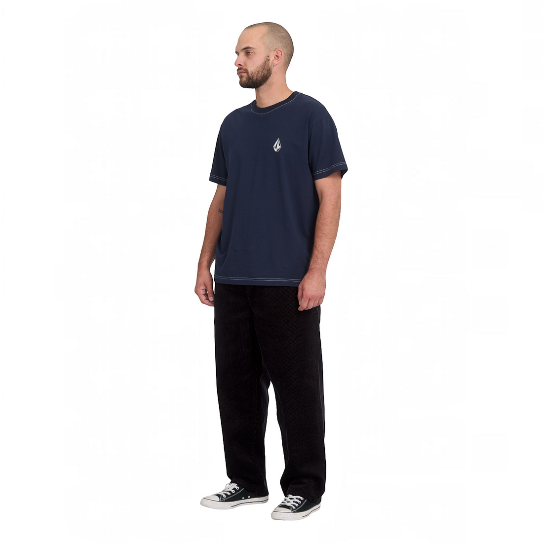 Homme portant le pantalon Born2ride Volcom Freazy Loose Ew en velours côtelé noir avec une coupe ample et décontractée