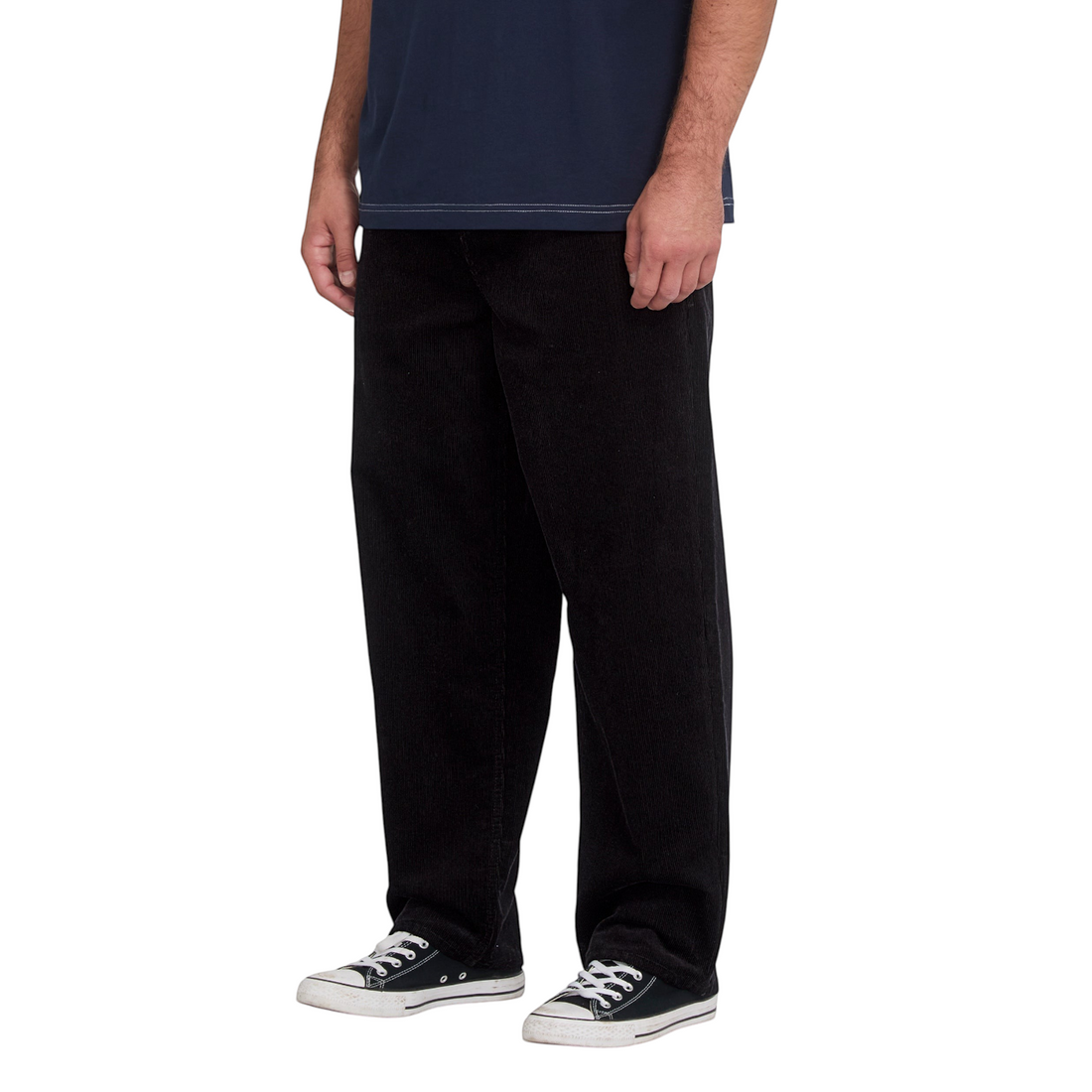 Pantalon chino Born2ride Volcom Freazy en velours côtelé noir coupe loose tapered porté par un homme