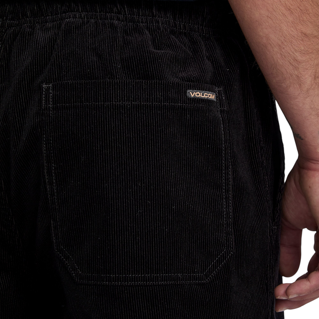 Gros plan sur la poche arrière du pantalon Born2ride Volcom Freazy Loose Ew en velours côtelé noir avec logo