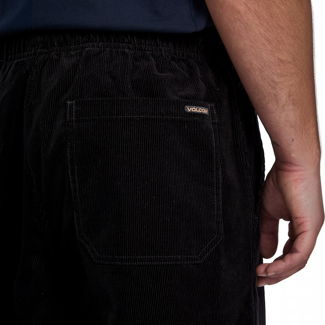 Gros plan sur la poche arrière du pantalon Born2ride Volcom Freazy en velours côtelé noir avec étiquette logo