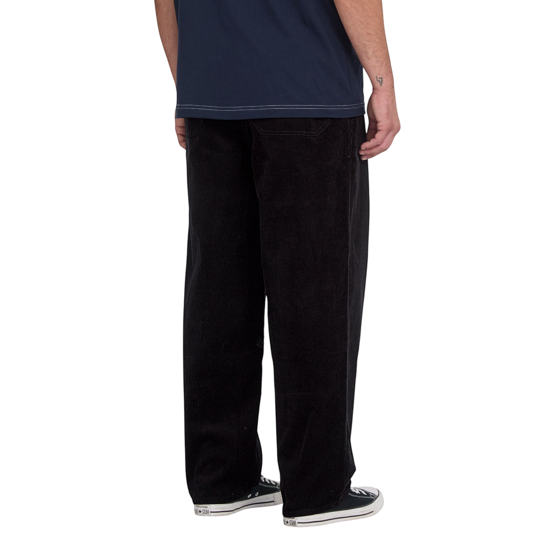 Pantalon Born2ride Volcom Freazy en velours côtelé noir coupe loose tapered porté par un homme de dos