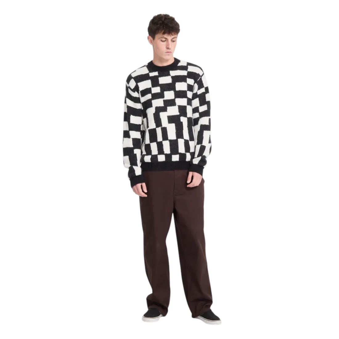 Homme portant le pull Born2ride Volcom Fa Carrau Swtr Check à motif carreaux noir et blanc en tricot doux