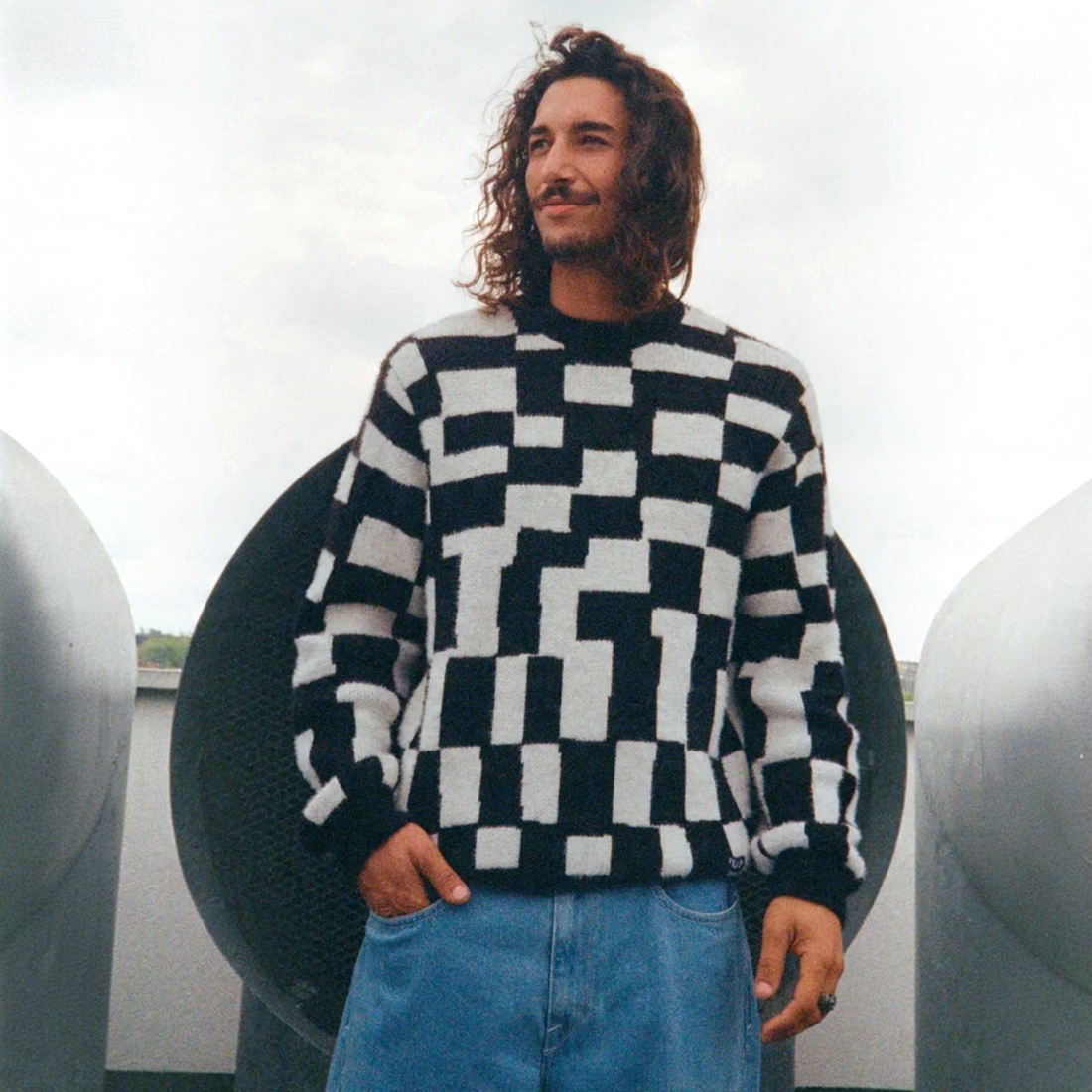 Homme portant un pull Born2ride Volcom Fa Carrau Swtr Check en tricot doux à motif carreaux noir et blanc