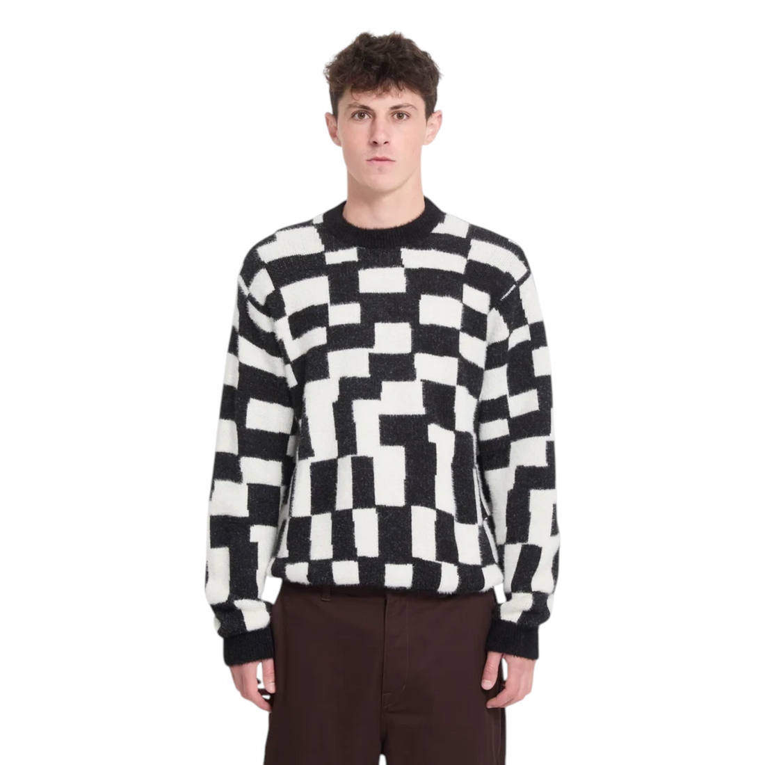 Homme portant un pull Born2ride Volcom Fa Carrau à motif carreaux noir et blanc en tricot doux et chaud