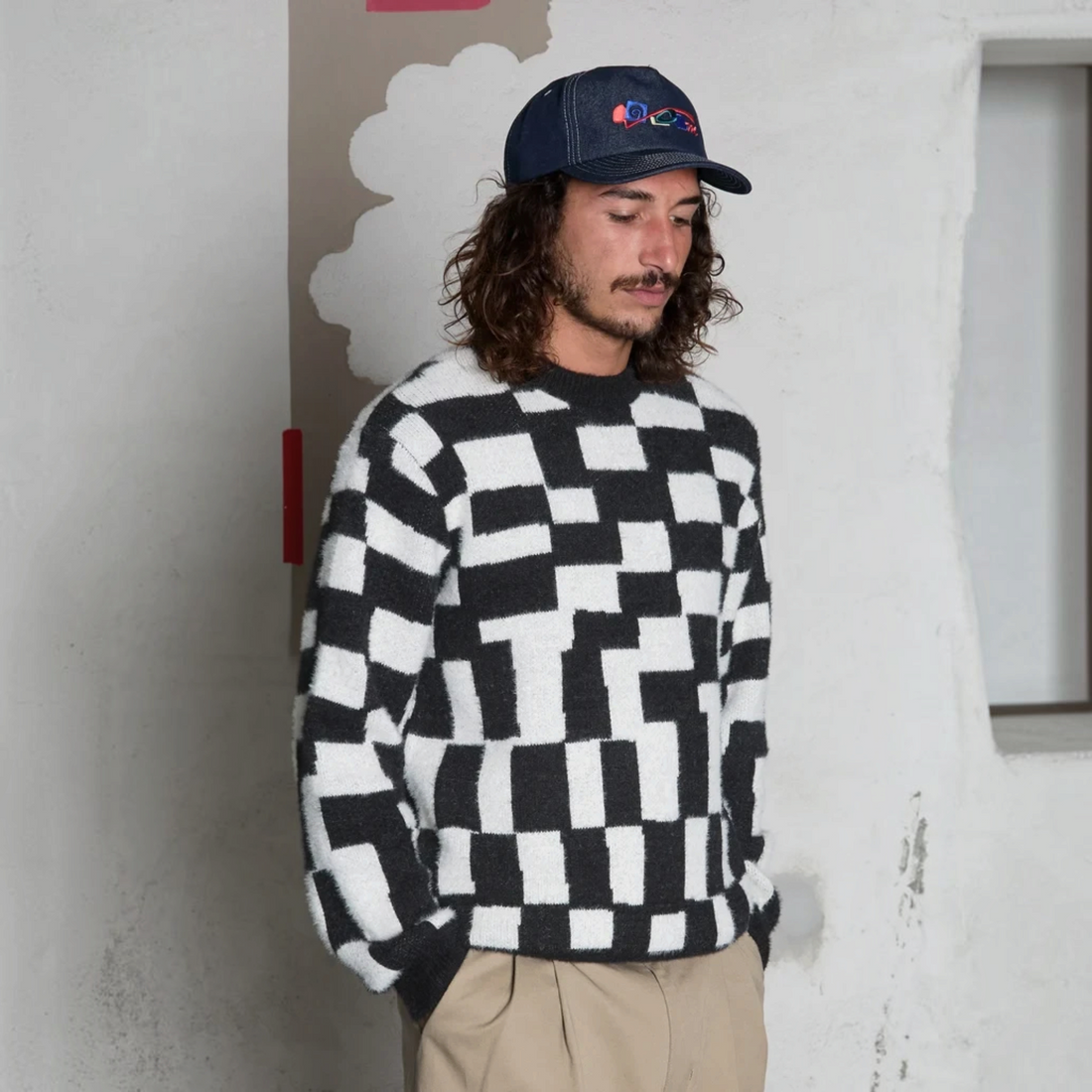 Homme portant le pull Born2ride Volcom Fa Carrau Swtr Check à motif carreaux noir et blanc en tricot doux