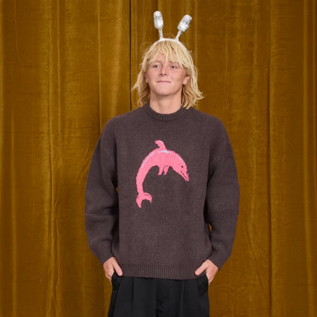 Pull Born2ride Volcom Fa Ozzy Dolphin couleur raisin avec motif dauphin rose en maille nylon et acrylique