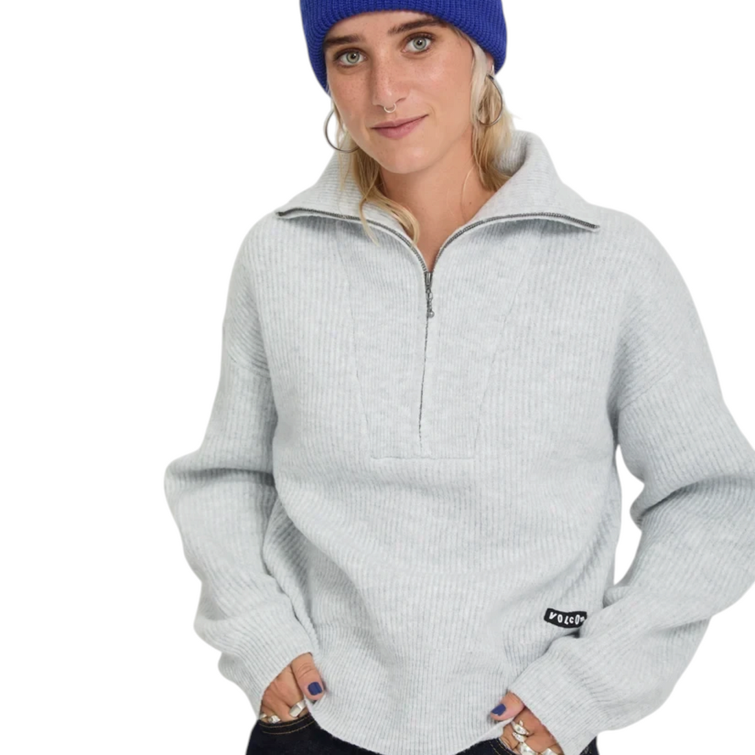 Modèle portant le pull Born2ride Volcom Voltrane chiné beige à col zippé et bonnet bleu
