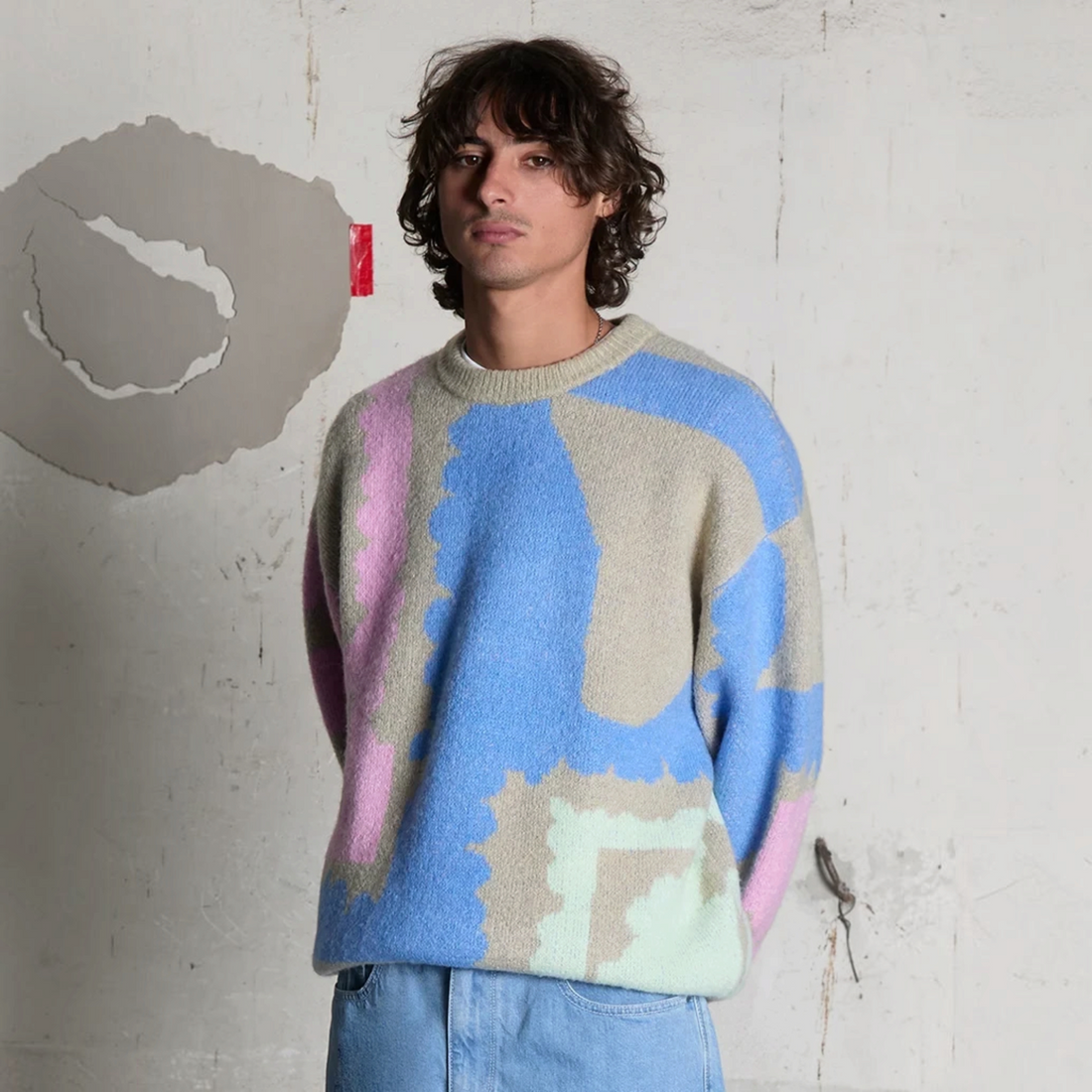 Homme portant un pull Born2ride Volcom Fa Carrau en tricot doux avec un motif abstrait bleu, rose et beige