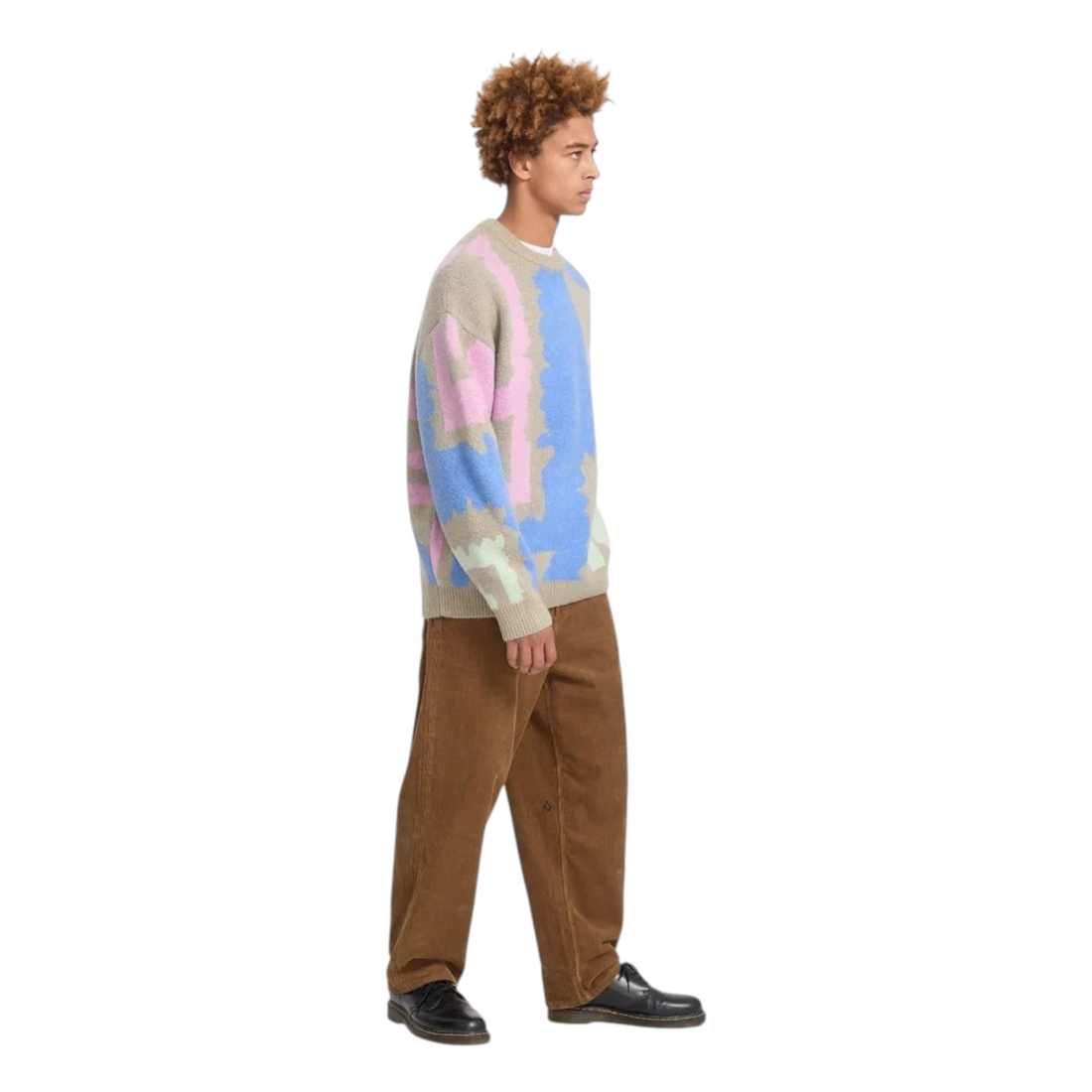 Homme portant le pull Born2ride Volcom Fa Carrau à motifs abstraits colorés, coupe décontractée et tricot doux.