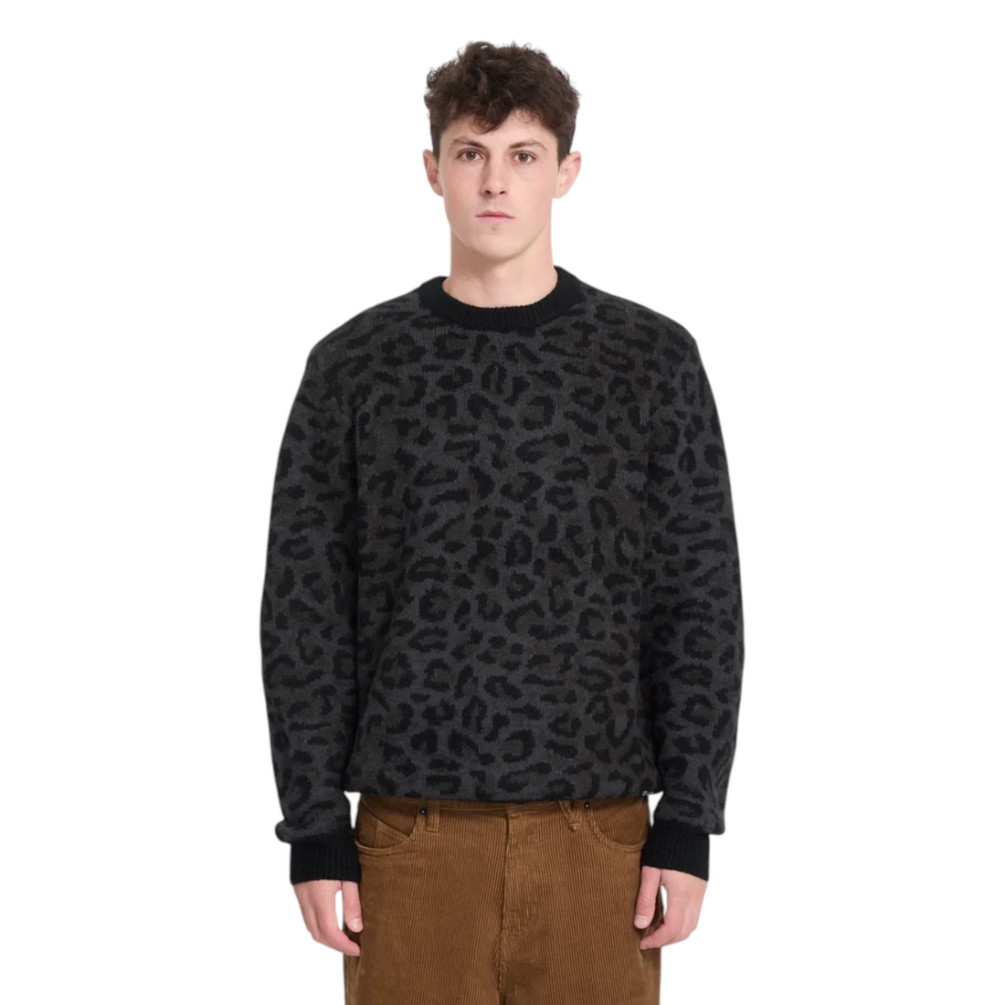 Homme portant le pull Born2ride Volcom Leopold noir à motif léopard en maille texturée avec col rond